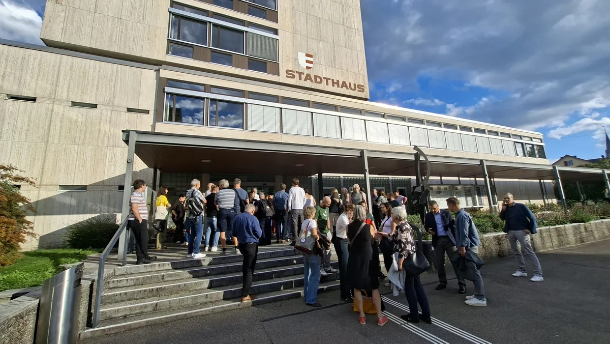 Die Polizeiaffäre stösst auf grosses Interesse bei der Bevölkerung. Das Stadthaus füllt sich; die Türen öffnen sich um 18. 30 Uhr. Man sieht mehrere Menschen vor dem Stadthaus Uster.
